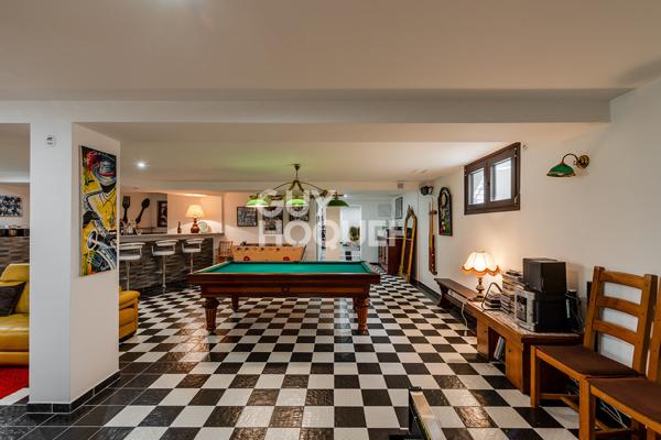 Plateau Croix-Rousse - Villa 332 m² - Sous-sol - Garage -