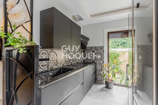 Plateau Croix-Rousse - Villa 332 m² - Sous-sol - Garage -