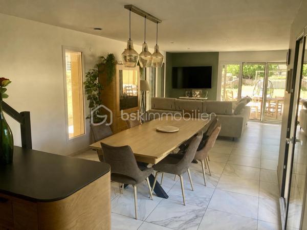 Découvrez cette maison neuve, achevée en décembre 2025, offrant environ 170 m² habitables sur un terrain d’environ 1 500 m². Moderne, lumineuse et fonctionnelle, elle bénéficie de beaux volumes et de prestations de qualité.

Au rez-de-chaussée, elle se compose d’une entrée, d’un vaste séjour-salle à manger avec cuisine ouverte et équipée, ainsi que d’une suite parentale avec salle de bains. Vous trouverez également un WC séparé, une buanderie et une agréable terrasse intérieure.

À l’étage, la maison dispose de quatre chambres supplémentaires, d’un second WC séparé et d’une salle de bains. Celle-ci permet également d’accéder au grenier, qui est aussi accessible depuis le garage.

La propriété comprend également un local indépendant d’environ 35 m², actuellement utilisé comme magasin, avec grenier. Celui-ci est isolé, répond aux normes coupe-feu et bénéficie d’un chauffage au sol réversible ainsi que de volets roulants électriques. Cet espace offre de nombreuses possibilités pour une activité professionnelle, un commerce, un atelier ou un espace de stockage.

Côté équipements, la maison bénéficie notamment de triple vitrage, d’une pompe à chaleur air / eau , d’une VMC double flux et de volets roulants électriques

À l’extérieur, vous profiterez également d’un garage d’environ 35 m² avec grenier, ainsi que d’une terrasse.

Un bien neuf, moderne et polyvalent, idéal pour une famille à la recherche de confort et d’espace, tout en souhaitant concilier habitation et activité professionnelle