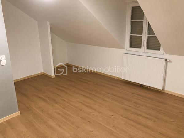 Découvrez cette maison neuve, achevée en décembre 2025, offrant environ 170 m² habitables sur un terrain d’environ 1 500 m². Moderne, lumineuse et fonctionnelle, elle bénéficie de beaux volumes et de prestations de qualité.

Au rez-de-chaussée, elle se compose d’une entrée, d’un vaste séjour-salle à manger avec cuisine ouverte et équipée, ainsi que d’une suite parentale avec salle de bains. Vous trouverez également un WC séparé, une buanderie et une agréable terrasse intérieure.

À l’étage, la maison dispose de quatre chambres supplémentaires, d’un second WC séparé et d’une salle de bains. Celle-ci permet également d’accéder au grenier, qui est aussi accessible depuis le garage.

La propriété comprend également un local indépendant d’environ 35 m², actuellement utilisé comme magasin, avec grenier. Celui-ci est isolé, répond aux normes coupe-feu et bénéficie d’un chauffage au sol réversible ainsi que de volets roulants électriques. Cet espace offre de nombreuses possibilités pour une activité professionnelle, un commerce, un atelier ou un espace de stockage.

Côté équipements, la maison bénéficie notamment de triple vitrage, d’une pompe à chaleur air / eau , d’une VMC double flux et de volets roulants électriques

À l’extérieur, vous profiterez également d’un garage d’environ 35 m² avec grenier, ainsi que d’une terrasse.

Un bien neuf, moderne et polyvalent, idéal pour une famille à la recherche de confort et d’espace, tout en souhaitant concilier habitation et activité professionnelle