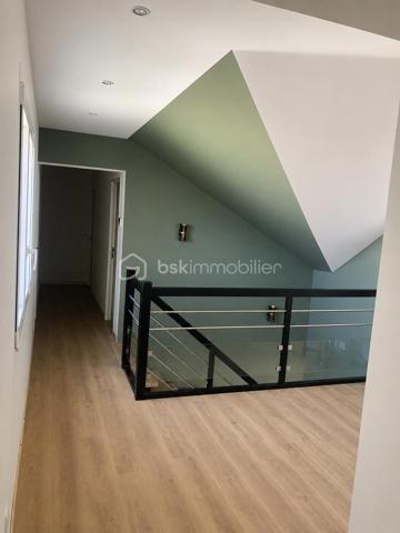 Découvrez cette maison neuve, achevée en décembre 2025, offrant environ 170 m² habitables sur un terrain d’environ 1 500 m². Moderne, lumineuse et fonctionnelle, elle bénéficie de beaux volumes et de prestations de qualité.

Au rez-de-chaussée, elle se compose d’une entrée, d’un vaste séjour-salle à manger avec cuisine ouverte et équipée, ainsi que d’une suite parentale avec salle de bains. Vous trouverez également un WC séparé, une buanderie et une agréable terrasse intérieure.

À l’étage, la maison dispose de quatre chambres supplémentaires, d’un second WC séparé et d’une salle de bains. Celle-ci permet également d’accéder au grenier, qui est aussi accessible depuis le garage.

La propriété comprend également un local indépendant d’environ 35 m², actuellement utilisé comme magasin, avec grenier. Celui-ci est isolé, répond aux normes coupe-feu et bénéficie d’un chauffage au sol réversible ainsi que de volets roulants électriques. Cet espace offre de nombreuses possibilités pour une activité professionnelle, un commerce, un atelier ou un espace de stockage.

Côté équipements, la maison bénéficie notamment de triple vitrage, d’une pompe à chaleur air / eau , d’une VMC double flux et de volets roulants électriques

À l’extérieur, vous profiterez également d’un garage d’environ 35 m² avec grenier, ainsi que d’une terrasse.

Un bien neuf, moderne et polyvalent, idéal pour une famille à la recherche de confort et d’espace, tout en souhaitant concilier habitation et activité professionnelle