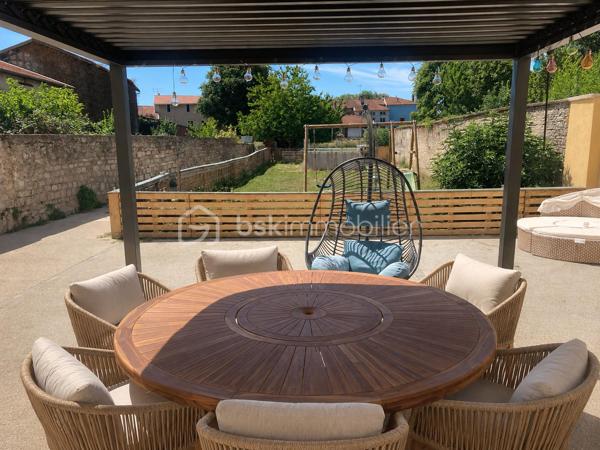 Découvrez cette maison neuve, achevée en décembre 2025, offrant environ 170 m² habitables sur un terrain d’environ 1 500 m². Moderne, lumineuse et fonctionnelle, elle bénéficie de beaux volumes et de prestations de qualité.

Au rez-de-chaussée, elle se compose d’une entrée, d’un vaste séjour-salle à manger avec cuisine ouverte et équipée, ainsi que d’une suite parentale avec salle de bains. Vous trouverez également un WC séparé, une buanderie et une agréable terrasse intérieure.

À l’étage, la maison dispose de quatre chambres supplémentaires, d’un second WC séparé et d’une salle de bains. Celle-ci permet également d’accéder au grenier, qui est aussi accessible depuis le garage.

La propriété comprend également un local indépendant d’environ 35 m², actuellement utilisé comme magasin, avec grenier. Celui-ci est isolé, répond aux normes coupe-feu et bénéficie d’un chauffage au sol réversible ainsi que de volets roulants électriques. Cet espace offre de nombreuses possibilités pour une activité professionnelle, un commerce, un atelier ou un espace de stockage.

Côté équipements, la maison bénéficie notamment de triple vitrage, d’une pompe à chaleur air / eau , d’une VMC double flux et de volets roulants électriques

À l’extérieur, vous profiterez également d’un garage d’environ 35 m² avec grenier, ainsi que d’une terrasse.

Un bien neuf, moderne et polyvalent, idéal pour une famille à la recherche de confort et d’espace, tout en souhaitant concilier habitation et activité professionnelle