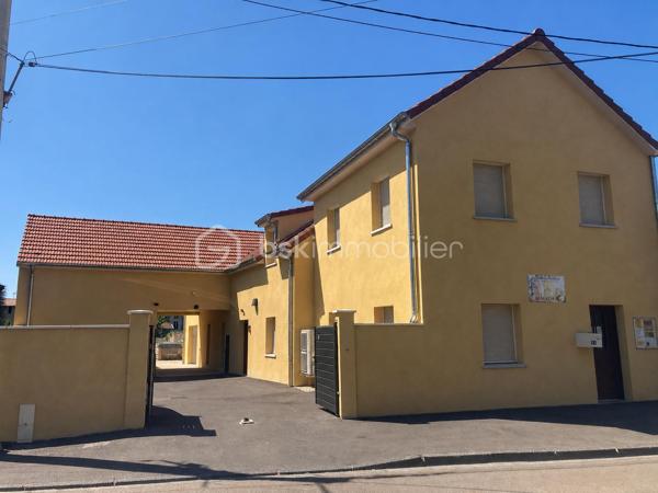 Découvrez cette maison neuve, achevée en décembre 2025, offrant environ 170 m² habitables sur un terrain d’environ 1 500 m². Moderne, lumineuse et fonctionnelle, elle bénéficie de beaux volumes et de prestations de qualité.

Au rez-de-chaussée, elle se compose d’une entrée, d’un vaste séjour-salle à manger avec cuisine ouverte et équipée, ainsi que d’une suite parentale avec salle de bains. Vous trouverez également un WC séparé, une buanderie et une agréable terrasse intérieure.

À l’étage, la maison dispose de quatre chambres supplémentaires, d’un second WC séparé et d’une salle de bains. Celle-ci permet également d’accéder au grenier, qui est aussi accessible depuis le garage.

La propriété comprend également un local indépendant d’environ 35 m², actuellement utilisé comme magasin, avec grenier. Celui-ci est isolé, répond aux normes coupe-feu et bénéficie d’un chauffage au sol réversible ainsi que de volets roulants électriques. Cet espace offre de nombreuses possibilités pour une activité professionnelle, un commerce, un atelier ou un espace de stockage.

Côté équipements, la maison bénéficie notamment de triple vitrage, d’une pompe à chaleur air / eau , d’une VMC double flux et de volets roulants électriques

À l’extérieur, vous profiterez également d’un garage d’environ 35 m² avec grenier, ainsi que d’une terrasse.

Un bien neuf, moderne et polyvalent, idéal pour une famille à la recherche de confort et d’espace, tout en souhaitant concilier habitation et activité professionnelle