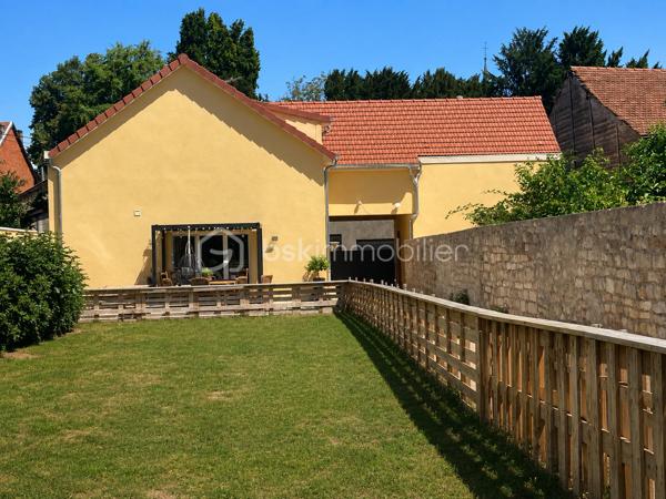 Découvrez cette maison neuve, achevée en décembre 2025, offrant environ 170 m² habitables sur un terrain d’environ 1 500 m². Moderne, lumineuse et fonctionnelle, elle bénéficie de beaux volumes et de prestations de qualité.

Au rez-de-chaussée, elle se compose d’une entrée, d’un vaste séjour-salle à manger avec cuisine ouverte et équipée, ainsi que d’une suite parentale avec salle de bains. Vous trouverez également un WC séparé, une buanderie et une agréable terrasse intérieure.

À l’étage, la maison dispose de quatre chambres supplémentaires, d’un second WC séparé et d’une salle de bains. Celle-ci permet également d’accéder au grenier, qui est aussi accessible depuis le garage.

La propriété comprend également un local indépendant d’environ 35 m², actuellement utilisé comme magasin, avec grenier. Celui-ci est isolé, répond aux normes coupe-feu et bénéficie d’un chauffage au sol réversible ainsi que de volets roulants électriques. Cet espace offre de nombreuses possibilités pour une activité professionnelle, un commerce, un atelier ou un espace de stockage.

Côté équipements, la maison bénéficie notamment de triple vitrage, d’une pompe à chaleur air / eau , d’une VMC double flux et de volets roulants électriques

À l’extérieur, vous profiterez également d’un garage d’environ 35 m² avec grenier, ainsi que d’une terrasse.

Un bien neuf, moderne et polyvalent, idéal pour une famille à la recherche de confort et d’espace, tout en souhaitant concilier habitation et activité professionnelle