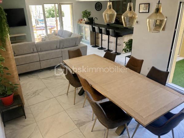 Découvrez cette maison neuve, achevée en décembre 2025, offrant environ 170 m² habitables sur un terrain d’environ 1 500 m². Moderne, lumineuse et fonctionnelle, elle bénéficie de beaux volumes et de prestations de qualité.

Au rez-de-chaussée, elle se compose d’une entrée, d’un vaste séjour-salle à manger avec cuisine ouverte et équipée, ainsi que d’une suite parentale avec salle de bains. Vous trouverez également un WC séparé, une buanderie et une agréable terrasse intérieure.

À l’étage, la maison dispose de quatre chambres supplémentaires, d’un second WC séparé et d’une salle de bains. Celle-ci permet également d’accéder au grenier, qui est aussi accessible depuis le garage.

La propriété comprend également un local indépendant d’environ 35 m², actuellement utilisé comme magasin, avec grenier. Celui-ci est isolé, répond aux normes coupe-feu et bénéficie d’un chauffage au sol réversible ainsi que de volets roulants électriques. Cet espace offre de nombreuses possibilités pour une activité professionnelle, un commerce, un atelier ou un espace de stockage.

Côté équipements, la maison bénéficie notamment de triple vitrage, d’une pompe à chaleur air / eau , d’une VMC double flux et de volets roulants électriques

À l’extérieur, vous profiterez également d’un garage d’environ 35 m² avec grenier, ainsi que d’une terrasse.

Un bien neuf, moderne et polyvalent, idéal pour une famille à la recherche de confort et d’espace, tout en souhaitant concilier habitation et activité professionnelle