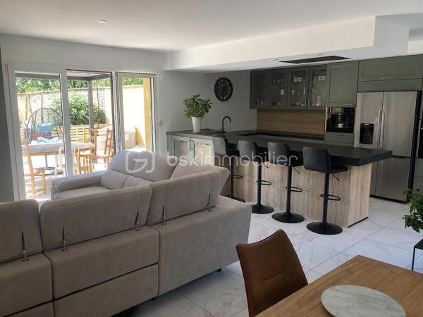 Découvrez cette maison neuve, achevée en décembre 2025, offrant environ 170 m² habitables sur un terrain d’environ 1 500 m². Moderne, lumineuse et fonctionnelle, elle bénéficie de beaux volumes et de prestations de qualité.

Au rez-de-chaussée, elle se compose d’une entrée, d’un vaste séjour-salle à manger avec cuisine ouverte et équipée, ainsi que d’une suite parentale avec salle de bains. Vous trouverez également un WC séparé, une buanderie et une agréable terrasse intérieure.

À l’étage, la maison dispose de quatre chambres supplémentaires, d’un second WC séparé et d’une salle de bains. Celle-ci permet également d’accéder au grenier, qui est aussi accessible depuis le garage.

La propriété comprend également un local indépendant d’environ 35 m², actuellement utilisé comme magasin, avec grenier. Celui-ci est isolé, répond aux normes coupe-feu et bénéficie d’un chauffage au sol réversible ainsi que de volets roulants électriques. Cet espace offre de nombreuses possibilités pour une activité professionnelle, un commerce, un atelier ou un espace de stockage.

Côté équipements, la maison bénéficie notamment de triple vitrage, d’une pompe à chaleur air / eau , d’une VMC double flux et de volets roulants électriques

À l’extérieur, vous profiterez également d’un garage d’environ 35 m² avec grenier, ainsi que d’une terrasse.

Un bien neuf, moderne et polyvalent, idéal pour une famille à la recherche de confort et d’espace, tout en souhaitant concilier habitation et activité professionnelle