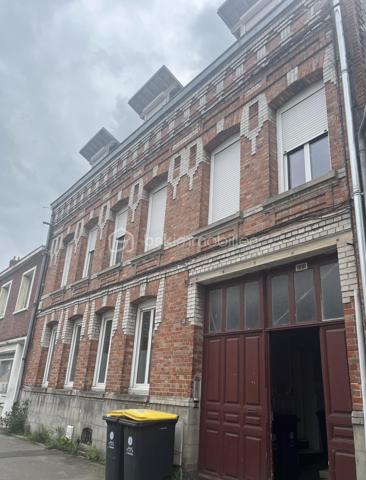 Découvrez ce spacieux et authentique bâtiment niché au cœur d'Albert, une ville où charme historique et commodités urbaines se rencontrent. Une opportunité unique d'acquérir un bien aux multiples potentiels, que ce soit pour un projet résidentiel ou une entreprise dynamique.

Le bâtiment offre une superficie de 276m² avec un total de 6 logements meublés et loués. Construit en 1945 et parfaitement entretenu, ce bien conserve un caractère authentique avec sa construction robuste et ses matériaux de qualité.

Une cave est également incluse pour répondre à vos besoins de rangement.

Profitez de son emplacement idéal à proximité des transports en commun et des commodités locales sans les contraintes de copropriété. C’est l’occasion de donner vie à vos projets dans un environnement à la fois pratique et chaleureux. 
☎️ Contactez Véronique Zanardi pour avoir de plus amples renseignements.