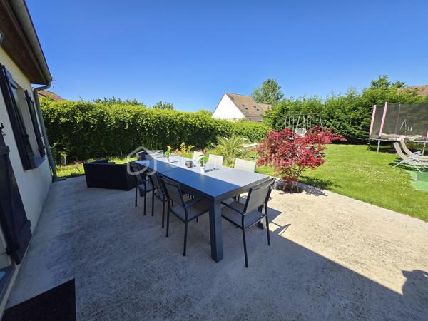 Magnifique Pavillon de plain pied de 121m² à  Cuffy

Dans un joli coin de campagne, situé dans la jolie commune de Cuffy, proche de toutes les commodités, écoles et commerces de Cuffy et de La Guerche Sur L' Aubois, nous vous présentons ce magnifique pavillon construit en 1998 d'une superficie habitable de 121 m² de plain pied, le tout sur un beau terrain arboré et clôturé de 836m².

Cette maison dispose d'une entrée qui dessert une grande pièce de vie de 50m², composée d'un salon séjour, ainsi que d'une cuisine récente ouverte aménagée et équipée avec ilôt central. La pièce de vie bénéficie de deux portes fenêtres qui donne sur une grande terrasse extèrieure.
Côté pratique, cette pièce de vie dispose d'un placard penderie à l'entrée.
Toujours depuis l'entrée un dégagement dessert un wc indépendant, une salle de bain avec douche et baignoire, ainsi que cinq chambres 4 de 10m² et une de 16m² dont quatres sont équipées de meubles dressings.
Cette maison se complète d'un espace cellier pour les machines qui donne sur le jardin.

Tous les sols de cette maison sont en carrelage (pièces à vivre, salle d'eau, cuisine) ou en parquet (chambres) , elle comporte une isolation double vitrage bois exotique sur toutes les pièces à vivre, des volets bois standards, un chauffage type pompe à chaleur réversible  Air /Air  et d'un ballon production d'eau chaude. Elle dispose de combles bien isolés et une toiture en tuiles mécaniques terre cuite en très bon état.

A l’extérieur, cette maison dispose d'une grande terrasse de 30 m² et d'un portail , le tout sur une parcelle d'environ 836m² de terrain sans vis à vis clôturé, arboré et bien entretenu .
Cette maison dispose d'un assainissement collectif de type tout-à-l'égout.

Les plus: La qualité générale du bien et son aménagement contemporain, sa proximité avec toutes les commodités de la jolie commune de La Guerche sur L'Aubois, sa pièce de vie et sa cuisine équipée, sa grande terrasse et son beau terrain.

 Photos supplémentaires disponibles sur BSK IMMOBILIER > Nos conseillers > Olivier FRESLON
 Pour tout renseignement complémentaire ou pour une visite, contactez moi au 07.62.78.13.13

Idéale pour une grande famille, cette maison est une belle opportunité à saisir, un joli coup de coeur!!!