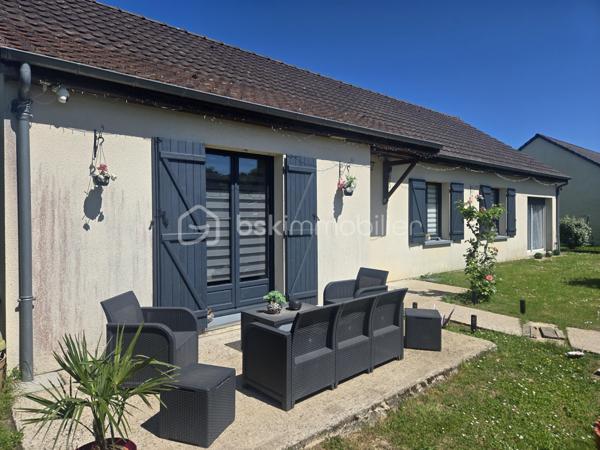 Magnifique Pavillon de plain pied de 121m² à  Cuffy

Dans un joli coin de campagne, situé dans la jolie commune de Cuffy, proche de toutes les commodités, écoles et commerces de Cuffy et de La Guerche Sur L' Aubois, nous vous présentons ce magnifique pavillon construit en 1998 d'une superficie habitable de 121 m² de plain pied, le tout sur un beau terrain arboré et clôturé de 836m².

Cette maison dispose d'une entrée qui dessert une grande pièce de vie de 50m², composée d'un salon séjour, ainsi que d'une cuisine récente ouverte aménagée et équipée avec ilôt central. La pièce de vie bénéficie de deux portes fenêtres qui donne sur une grande terrasse extèrieure.
Côté pratique, cette pièce de vie dispose d'un placard penderie à l'entrée.
Toujours depuis l'entrée un dégagement dessert un wc indépendant, une salle de bain avec douche et baignoire, ainsi que cinq chambres 4 de 10m² et une de 16m² dont quatres sont équipées de meubles dressings.
Cette maison se complète d'un espace cellier pour les machines qui donne sur le jardin.

Tous les sols de cette maison sont en carrelage (pièces à vivre, salle d'eau, cuisine) ou en parquet (chambres) , elle comporte une isolation double vitrage bois exotique sur toutes les pièces à vivre, des volets bois standards, un chauffage type pompe à chaleur réversible  Air /Air  et d'un ballon production d'eau chaude. Elle dispose de combles bien isolés et une toiture en tuiles mécaniques terre cuite en très bon état.

A l’extérieur, cette maison dispose d'une grande terrasse de 30 m² et d'un portail , le tout sur une parcelle d'environ 836m² de terrain sans vis à vis clôturé, arboré et bien entretenu .
Cette maison dispose d'un assainissement collectif de type tout-à-l'égout.

Les plus: La qualité générale du bien et son aménagement contemporain, sa proximité avec toutes les commodités de la jolie commune de La Guerche sur L'Aubois, sa pièce de vie et sa cuisine équipée, sa grande terrasse et son beau terrain.

 Photos supplémentaires disponibles sur BSK IMMOBILIER > Nos conseillers > Olivier FRESLON
 Pour tout renseignement complémentaire ou pour une visite, contactez moi au 07.62.78.13.13

Idéale pour une grande famille, cette maison est une belle opportunité à saisir, un joli coup de coeur!!!