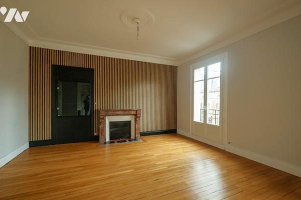 Appartement avec plancher en bois massif, belle hauteur de plafond et cheminées situé au 2e étage