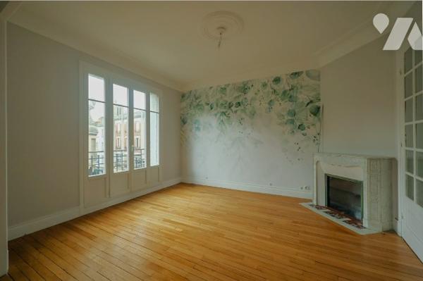 Appartement avec plancher en bois massif, belle hauteur de plafond et cheminées situé au 2e étage