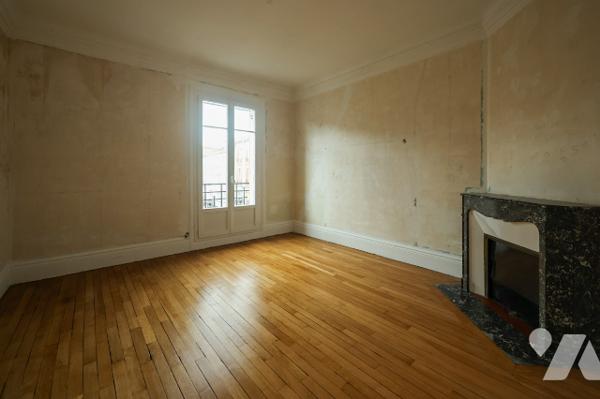 Appartement avec plancher en bois massif, belle hauteur de plafond et cheminées situé au 2e étage