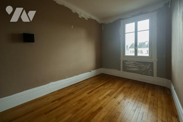 Appartement avec plancher en bois massif, belle hauteur de plafond et cheminées situé au 2e étage