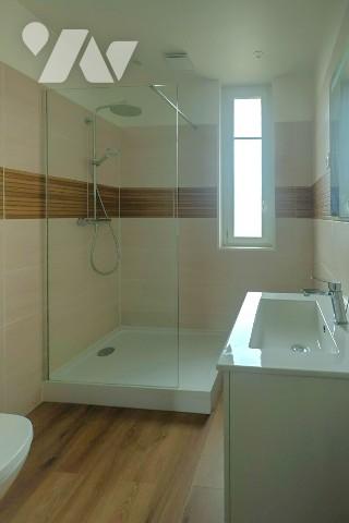 Appartement avec plancher en bois massif, belle hauteur de plafond et cheminées situé au 2e étage