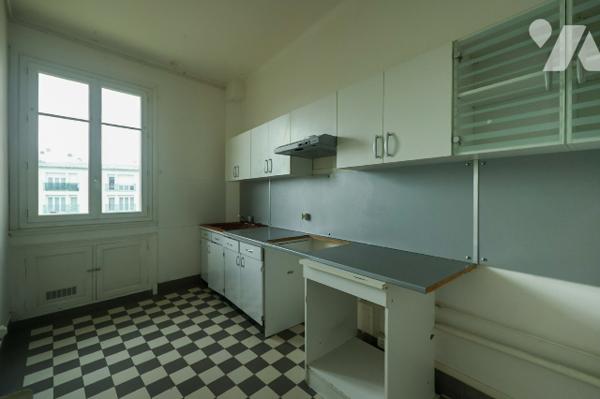 Appartement avec plancher en bois massif, belle hauteur de plafond et cheminées situé au 2e étage