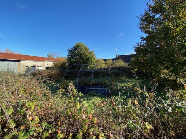 PLOUFRAGAN - BEAU TERRAIN AVEC HANGAR SITUE A LA CAMPAGNE !