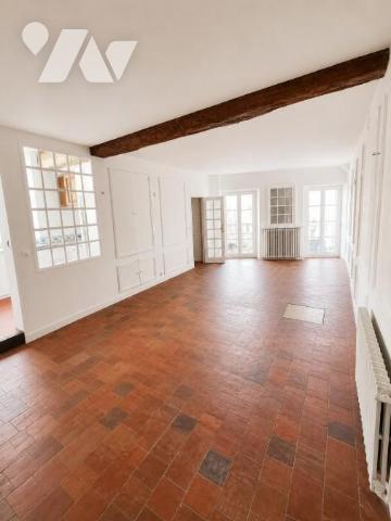 Maison de charme rénovée avec toit-terrasse et vue panoramique à Senlis