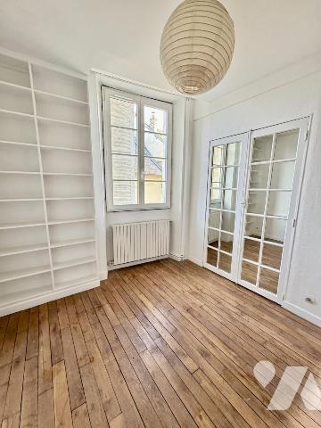 Maison de charme rénovée avec toit-terrasse et vue panoramique à Senlis