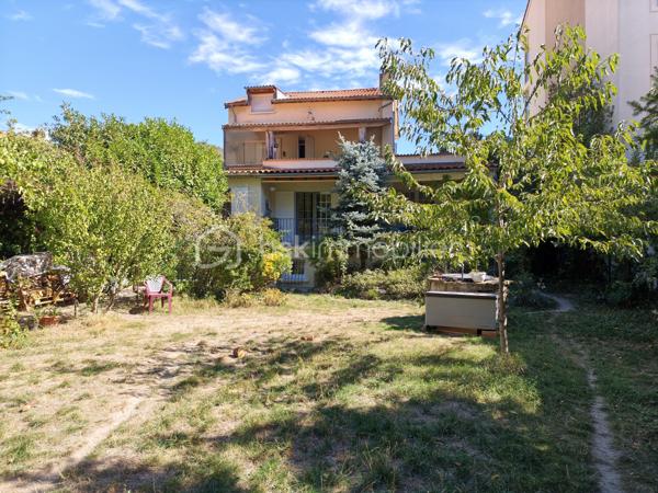 En EXCLUSIVITE découvrez ce très bel appartement T6 de 140m² habitables pour une surface utile de 220m². Entièrement RENOVE (dont travaux électriques sous garantie décennale), il se situe au centre ville, dans une petite copropriété sans charges et se déploie sur DEUX NIVEAUX. 
Au REZ de JARDIN se trouvent DEUX CHAMBRES et une SALLE de JEUX.  
Un escalier intérieur conduit à l'étage supérieur.
Ce niveau comprend DEUX CHAMBRES avec PLACARDS, une SALLE de BAINS avec LAVABO DOUBLE, BAIGNOIRE et CABINE de DOUCHE, un TOILETTE séparé, une BUANDERIE, une CUISINE EQUIPEE et AMENAGEE indépendante avec accès à la TERRASSE COUVERTE de 50 m² environ, surplombant le jardin arboré. La PIECE de VIE de 50m² environ offre un ESPACE SALON avec INSERT (flamme verte) et un ESPACE REPAS s'ouvrant également sur la TERRASSE OMBRAGEE.
La maison bénéficie de DOUBLES VITRAGES, de VOLETS ROULANTS au rez de jardin, de RADIATEURS ELECTRIQUES A INERTIE (thermostat programmable).
Les +++ : JARDIN ARBORE (fruitiers), PUITS (actif), GARAGE, PARKING PRIVE FERME, CAVES, ATELIER/RANGEMENT, commodités très proches