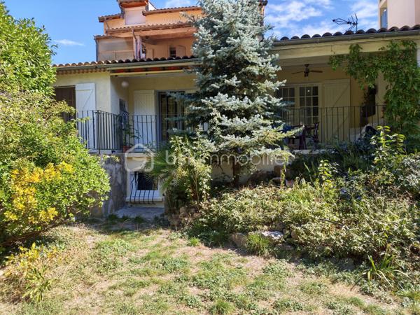 En EXCLUSIVITE découvrez ce très bel appartement T6 de 140m² habitables pour une surface utile de 220m². Entièrement RENOVE (dont travaux électriques sous garantie décennale), il se situe au centre ville, dans une petite copropriété sans charges et se déploie sur DEUX NIVEAUX. 
Au REZ de JARDIN se trouvent DEUX CHAMBRES et une SALLE de JEUX.  
Un escalier intérieur conduit à l'étage supérieur.
Ce niveau comprend DEUX CHAMBRES avec PLACARDS, une SALLE de BAINS avec LAVABO DOUBLE, BAIGNOIRE et CABINE de DOUCHE, un TOILETTE séparé, une BUANDERIE, une CUISINE EQUIPEE et AMENAGEE indépendante avec accès à la TERRASSE COUVERTE de 50 m² environ, surplombant le jardin arboré. La PIECE de VIE de 50m² environ offre un ESPACE SALON avec INSERT (flamme verte) et un ESPACE REPAS s'ouvrant également sur la TERRASSE OMBRAGEE.
La maison bénéficie de DOUBLES VITRAGES, de VOLETS ROULANTS au rez de jardin, de RADIATEURS ELECTRIQUES A INERTIE (thermostat programmable).
Les +++ : JARDIN ARBORE (fruitiers), PUITS (actif), GARAGE, PARKING PRIVE FERME, CAVES, ATELIER/RANGEMENT, commodités très proches