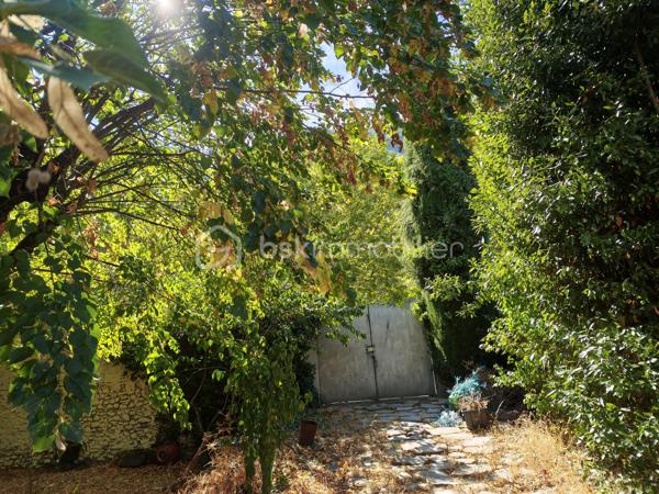 En EXCLUSIVITE découvrez ce très bel appartement T6 de 140m² habitables pour une surface utile de 220m². Entièrement RENOVE (dont travaux électriques sous garantie décennale), il se situe au centre ville, dans une petite copropriété sans charges et se déploie sur DEUX NIVEAUX. 
Au REZ de JARDIN se trouvent DEUX CHAMBRES et une SALLE de JEUX.  
Un escalier intérieur conduit à l'étage supérieur.
Ce niveau comprend DEUX CHAMBRES avec PLACARDS, une SALLE de BAINS avec LAVABO DOUBLE, BAIGNOIRE et CABINE de DOUCHE, un TOILETTE séparé, une BUANDERIE, une CUISINE EQUIPEE et AMENAGEE indépendante avec accès à la TERRASSE COUVERTE de 50 m² environ, surplombant le jardin arboré. La PIECE de VIE de 50m² environ offre un ESPACE SALON avec INSERT (flamme verte) et un ESPACE REPAS s'ouvrant également sur la TERRASSE OMBRAGEE.
La maison bénéficie de DOUBLES VITRAGES, de VOLETS ROULANTS au rez de jardin, de RADIATEURS ELECTRIQUES A INERTIE (thermostat programmable).
Les +++ : JARDIN ARBORE (fruitiers), PUITS (actif), GARAGE, PARKING PRIVE FERME, CAVES, ATELIER/RANGEMENT, commodités très proches