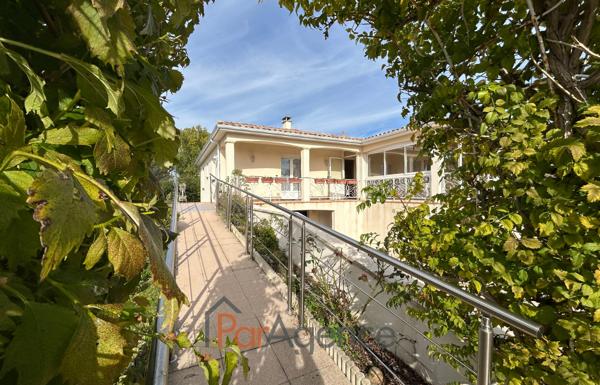 Maison familiale avec beau terrain arboré