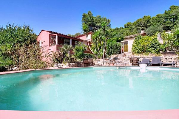À VENDRE EN EXCLUSIVITÉ - CALLAS Maison 4 chambres avec piscine et grand terrain de 3205 m²