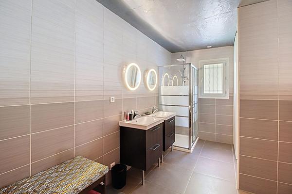 À VENDRE EN EXCLUSIVITÉ - CALLAS Maison 4 chambres avec piscine et grand terrain de 3205 m²