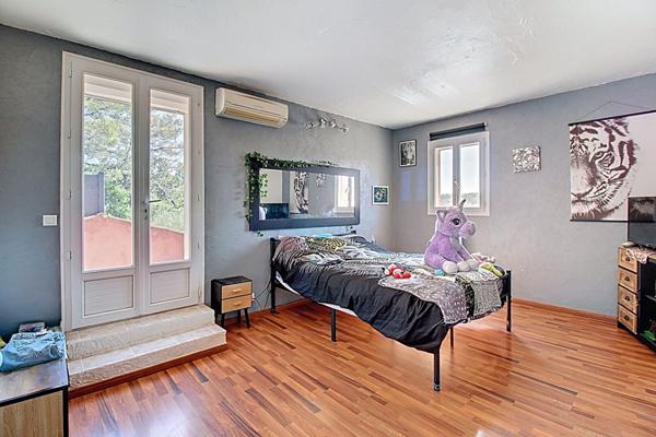 À VENDRE EN EXCLUSIVITÉ - CALLAS Maison 4 chambres avec piscine et grand terrain de 3205 m²