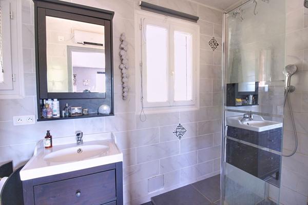 À VENDRE EN EXCLUSIVITÉ - CALLAS Maison 4 chambres avec piscine et grand terrain de 3205 m²