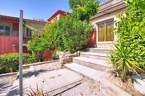 À VENDRE EN EXCLUSIVITÉ - CALLAS Maison 4 chambres avec piscine et grand terrain de 3205 m²