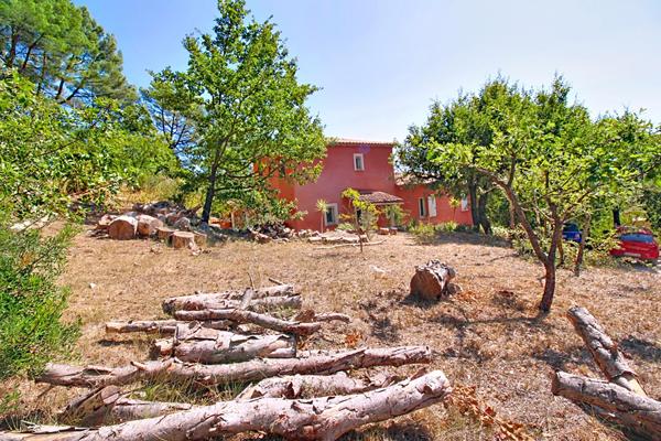 À VENDRE EN EXCLUSIVITÉ - CALLAS Maison 4 chambres avec piscine et grand terrain de 3205 m²