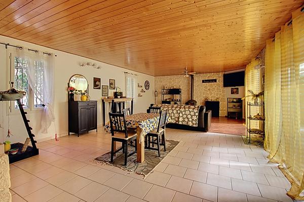 À VENDRE EN EXCLUSIVITÉ - CALLAS Maison 4 chambres avec piscine et grand terrain de 3205 m²