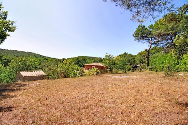 À VENDRE EN EXCLUSIVITÉ - CALLAS Maison 4 chambres avec piscine et grand terrain de 3205 m²