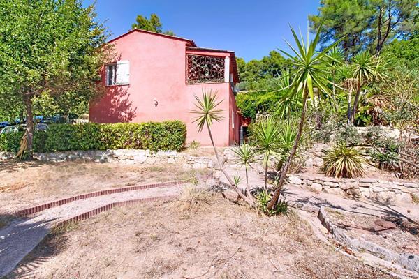 À VENDRE EN EXCLUSIVITÉ - CALLAS Maison 4 chambres avec piscine et grand terrain de 3205 m²