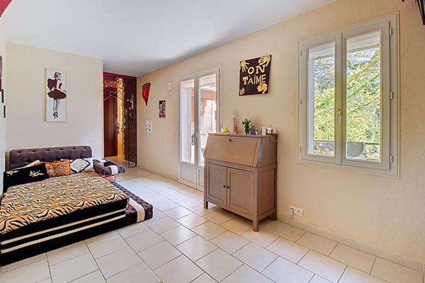 À VENDRE EN EXCLUSIVITÉ - CALLAS Maison 4 chambres avec piscine et grand terrain de 3205 m²