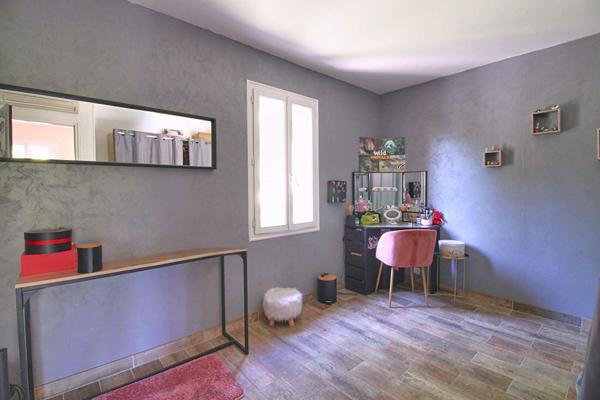 À VENDRE EN EXCLUSIVITÉ - CALLAS Maison 4 chambres avec piscine et grand terrain de 3205 m²