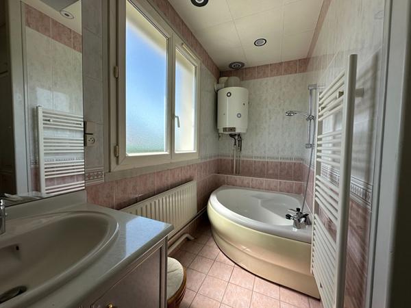 CHATEAUROUX - Quartier PMC - Pavillon - 3 chs, jardin - garage.