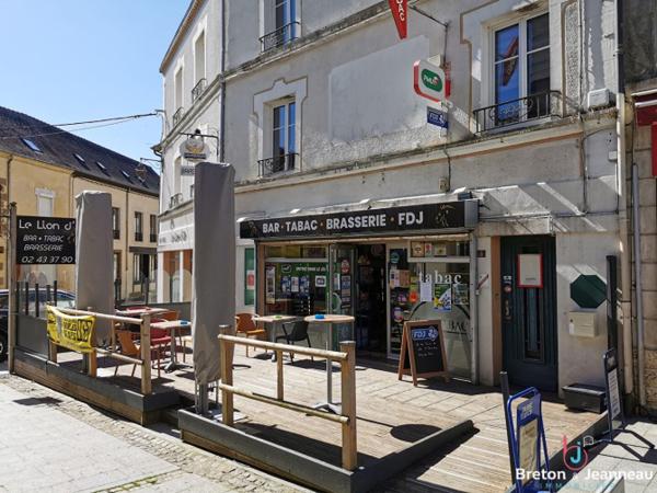 Immeuble de rapport avec commerce à Bais