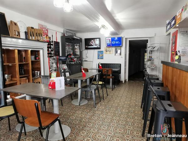 Immeuble de rapport avec commerce à Bais