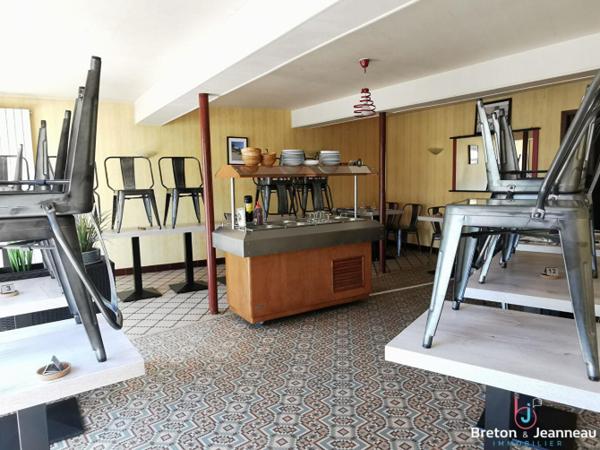 Immeuble de rapport avec commerce à Bais