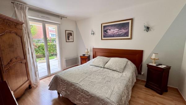 CENTRE VILLE - APPARTEMENT DE 135m² avec 200m² de jardin