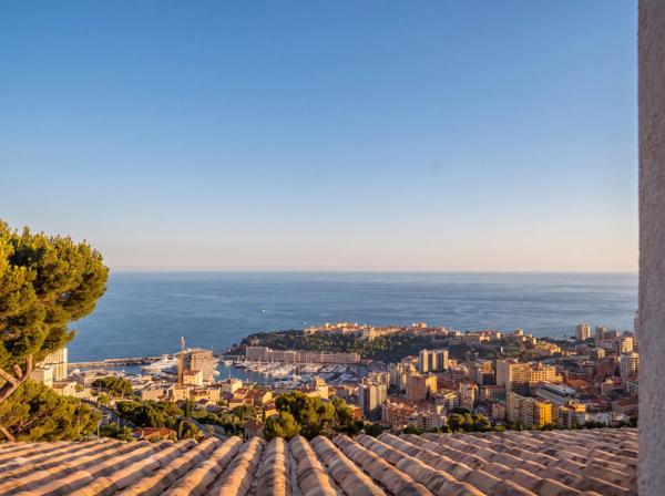 Villa contemporaine avec belle vue mer proche Monaco