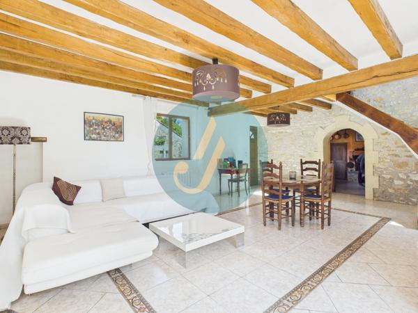 Perroy (58220) Charmante longère rénovée avec dépendances sur terrain clos.