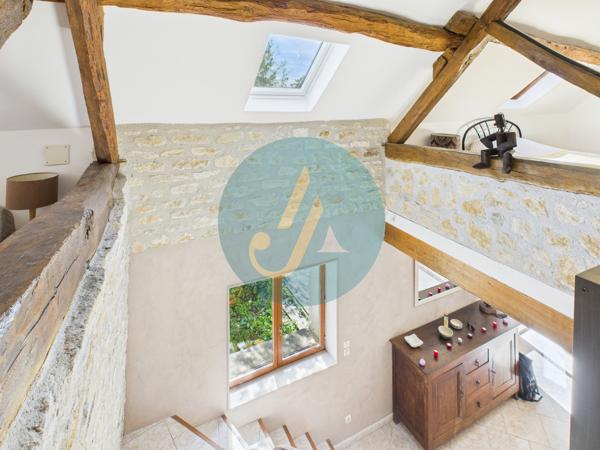 Perroy (58220) Charmante longère rénovée avec dépendances sur terrain clos.