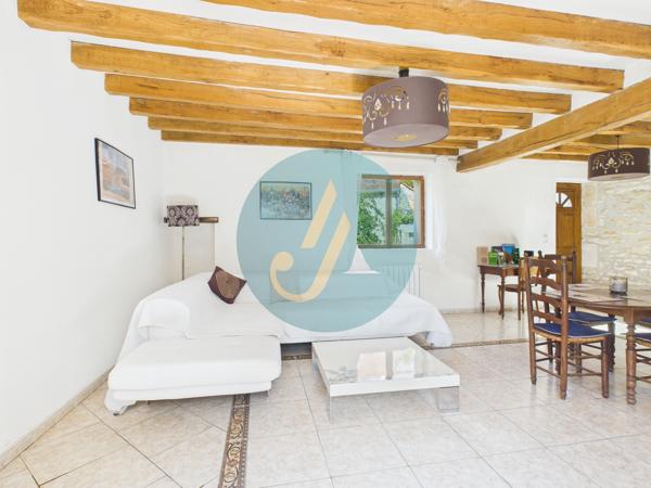 Perroy (58220) Charmante longère rénovée avec dépendances sur terrain clos.