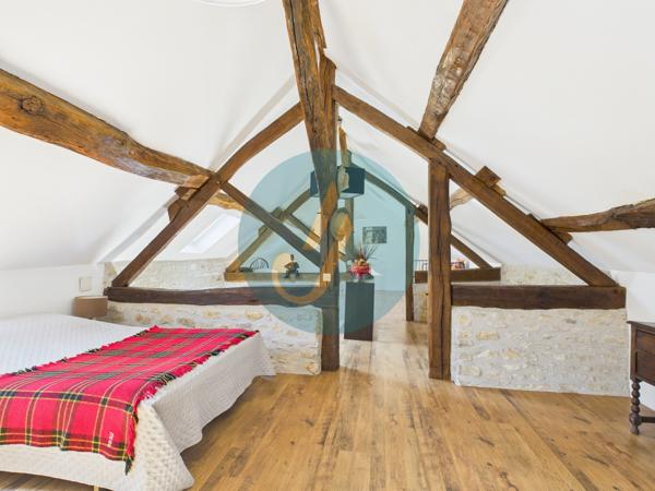 Perroy (58220) Charmante longère rénovée avec dépendances sur terrain clos.