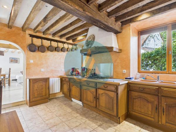 Perroy (58220) Charmante longère rénovée avec dépendances sur terrain clos.