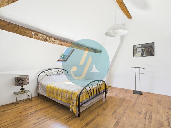 Perroy (58220) Charmante longère rénovée avec dépendances sur terrain clos.