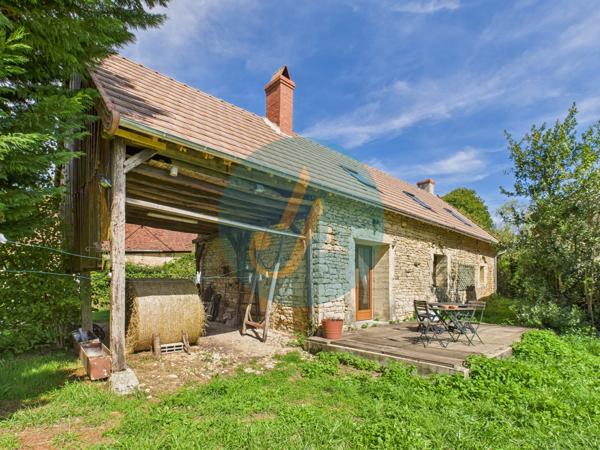 Perroy (58220) Charmante longère rénovée avec dépendances sur terrain clos.
